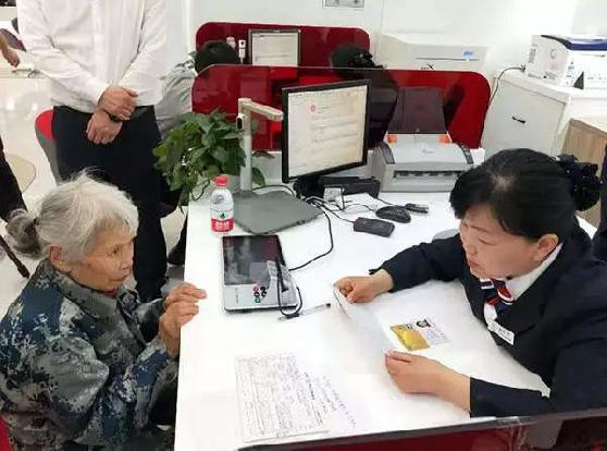 中国第一女空降兵向故乡捐款,中国首位空降女兵捐款