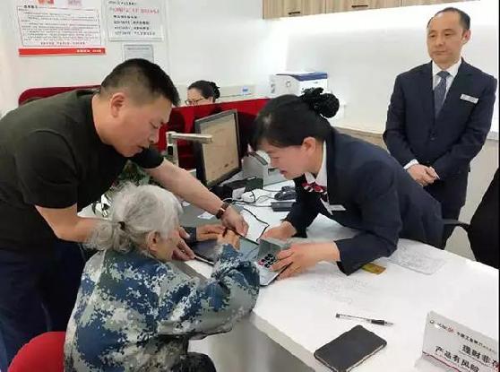 中国第一女空降兵向故乡捐款,中国首位空降女兵捐款