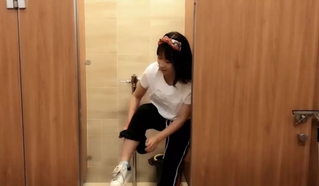 穿阔腿裤怎么上蹲坑,穿阔腿裤怎么上厕所