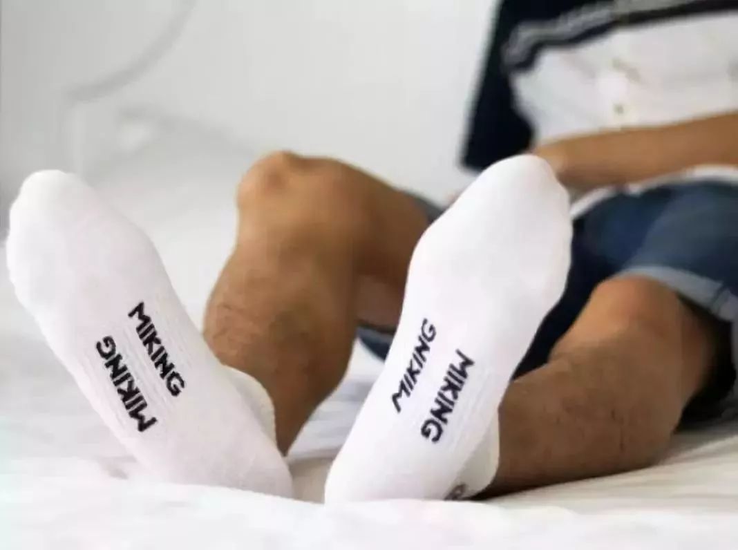 白袜子和黑袜子一起洗变黑怎么办,发黑的白袜子怎么洗才能变白