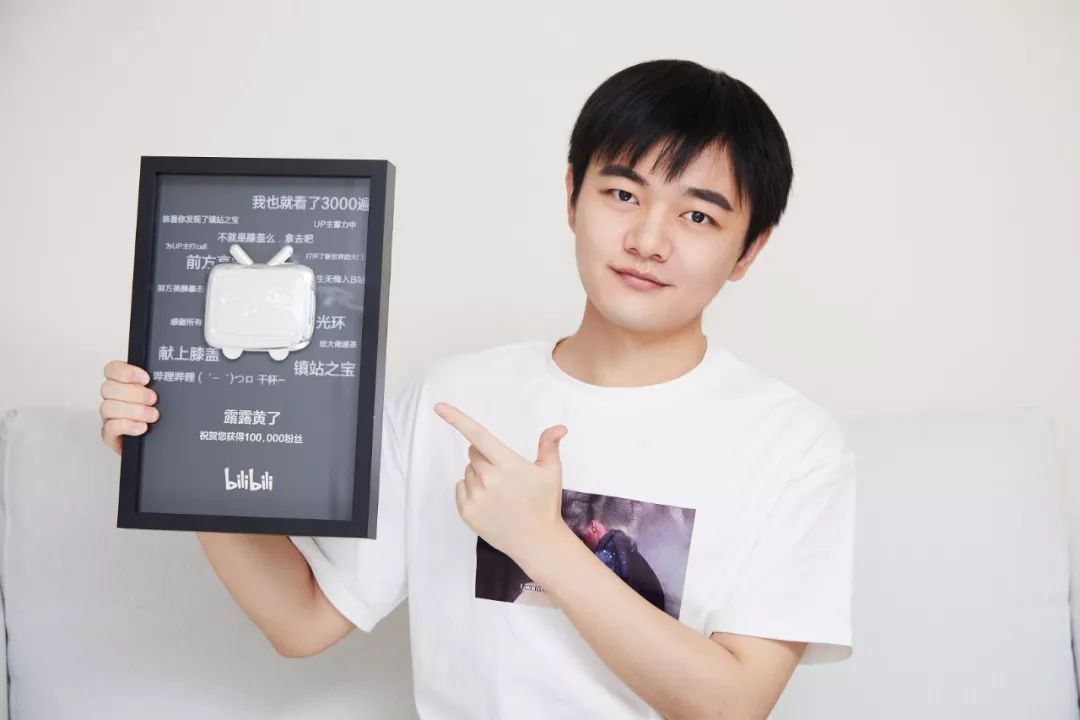 男性美妆博主迎来崛起，他深入化妆品工厂一年，一篇文章带货15万|对话露露黄了