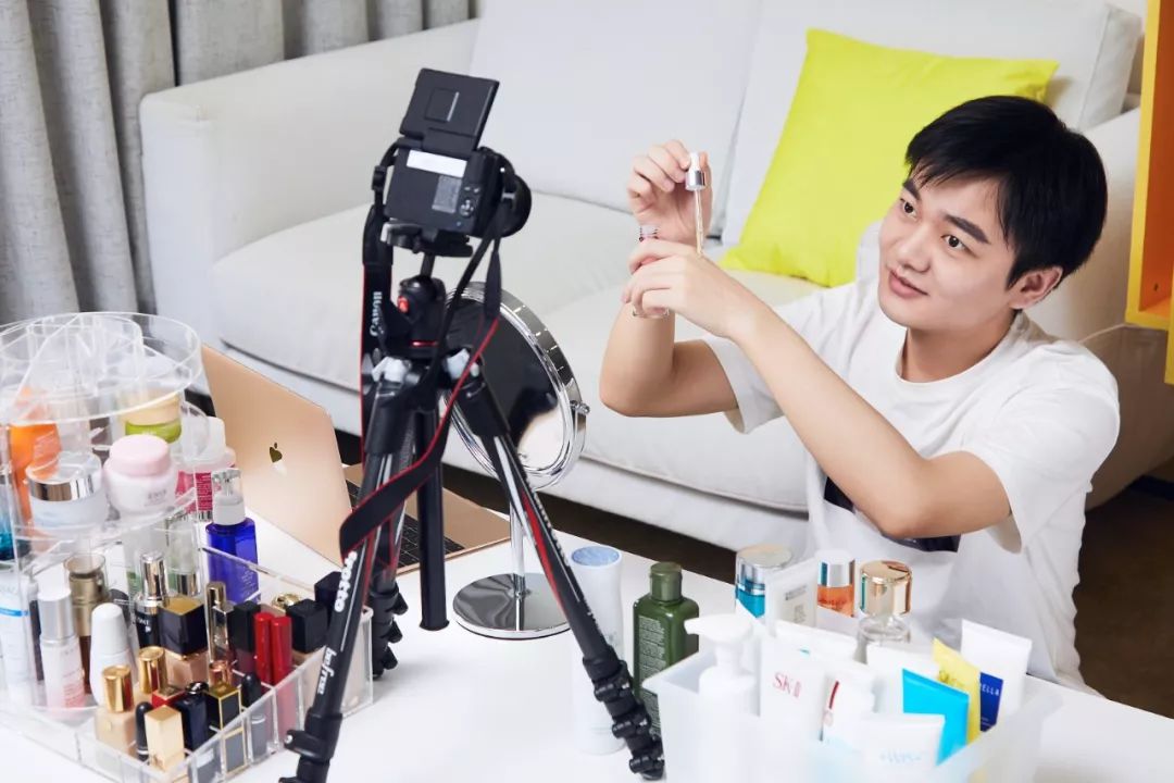 男性美妆博主迎来崛起，他深入化妆品工厂一年，一篇文章带货15万|对话露露黄了