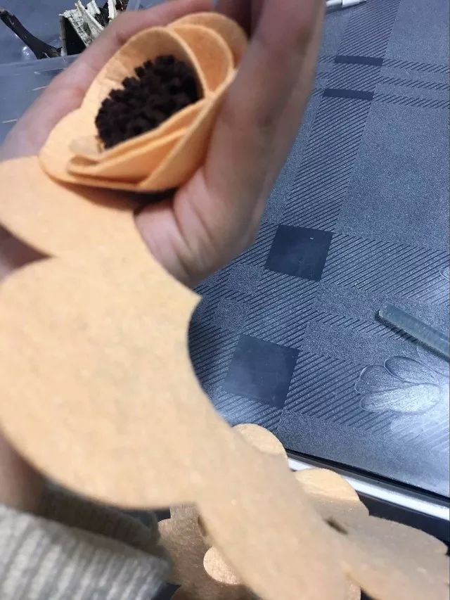 【布艺手工】这么美的花不用十分钟就做了出来！（附图解教程）