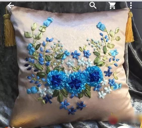 抱枕买个纯色的就够，这样缝几针，要多美有多美！