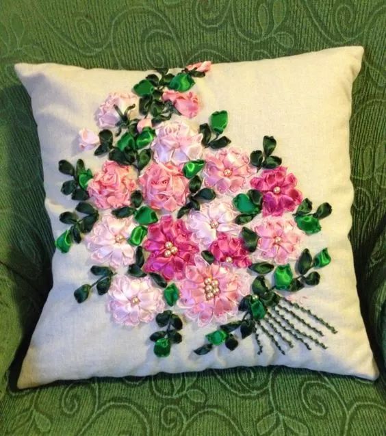 抱枕买个纯色的就够，这样缝几针，要多美有多美！