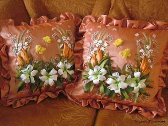 抱枕买个纯色的就够，这样缝几针，要多美有多美！