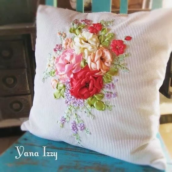 抱枕买个纯色的就够，这样缝几针，要多美有多美！