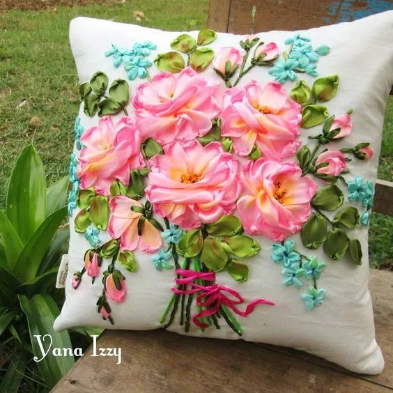 抱枕买个纯色的就够，这样缝几针，要多美有多美！