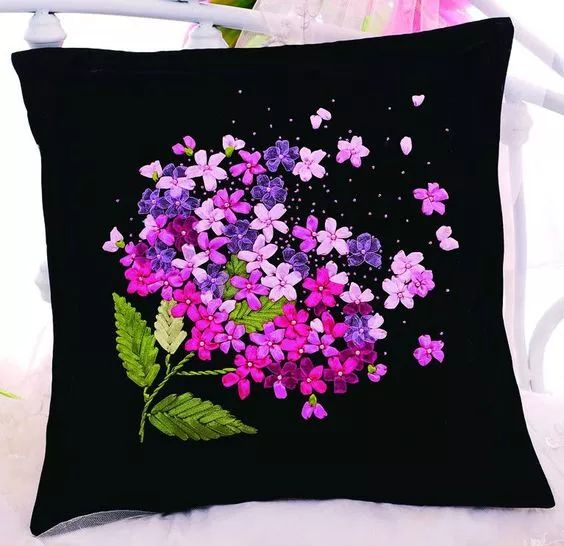 抱枕买个纯色的就够，这样缝几针，要多美有多美！