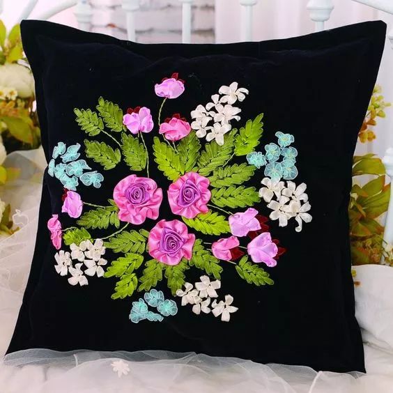 抱枕买个纯色的就够，这样缝几针，要多美有多美！