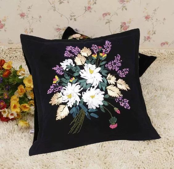 抱枕买个纯色的就够，这样缝几针，要多美有多美！