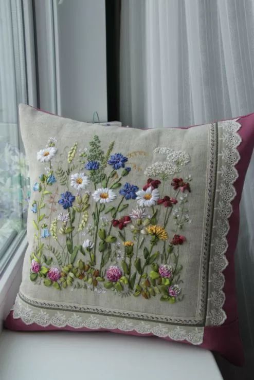 抱枕买个纯色的就够，这样缝几针，要多美有多美！