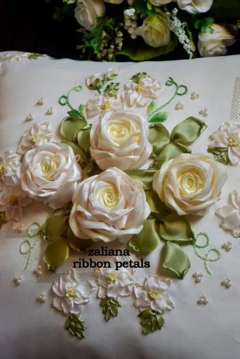 抱枕买个纯色的就够，这样缝几针，要多美有多美！