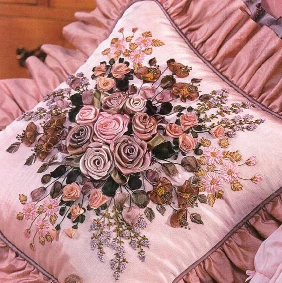 抱枕买个纯色的就够，这样缝几针，要多美有多美！