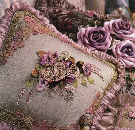 抱枕买个纯色的就够，这样缝几针，要多美有多美！