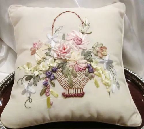 抱枕买个纯色的就够，这样缝几针，要多美有多美！