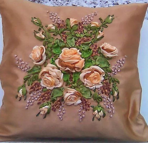 抱枕买个纯色的就够，这样缝几针，要多美有多美！