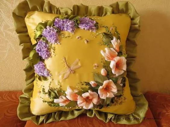 抱枕买个纯色的就够，这样缝几针，要多美有多美！