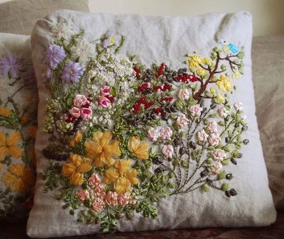 抱枕买个纯色的就够，这样缝几针，要多美有多美！