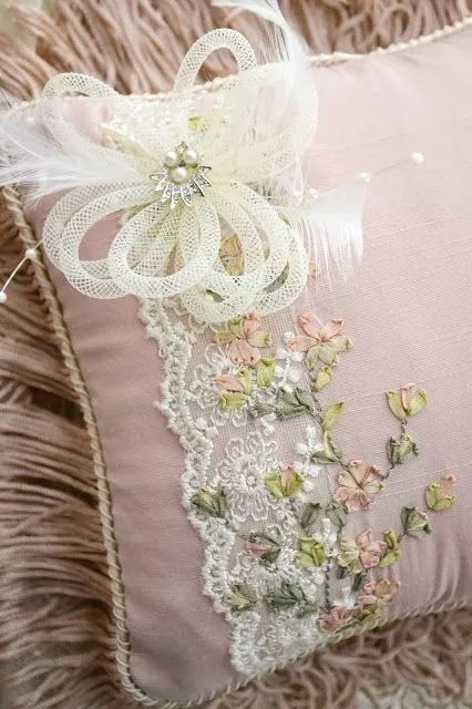 抱枕买个纯色的就够，这样缝几针，要多美有多美！