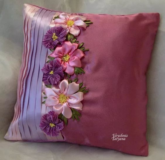 抱枕买个纯色的就够，这样缝几针，要多美有多美！