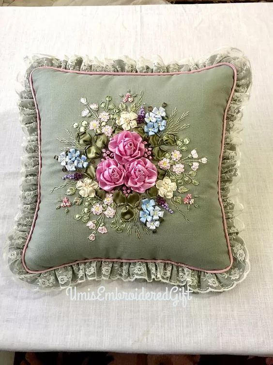 抱枕买个纯色的就够，这样缝几针，要多美有多美！