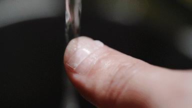 小脚趾甲长在肉里一碰就疼怎么办,指甲扎到肉里怎么处理