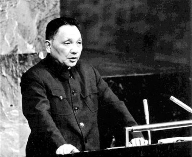 钩沉|*小平邓**被贬回京后的第二天,这位上将给他送去了五条中华烟……