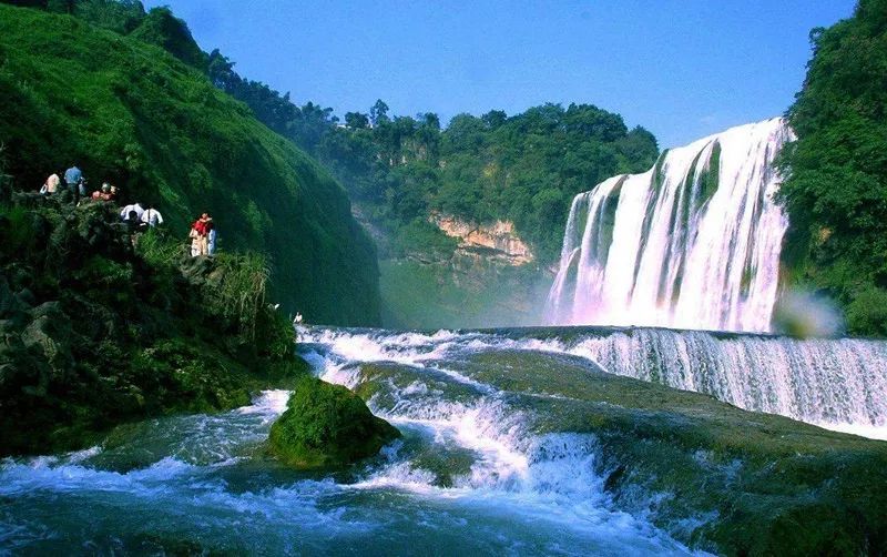 黔东南+黔西南经典八日游—昆明—马岭河峡谷—万峰林—黄果树瀑布—荔波小七孔—千户苗寨—镇远古镇—梵净山—石阡温泉