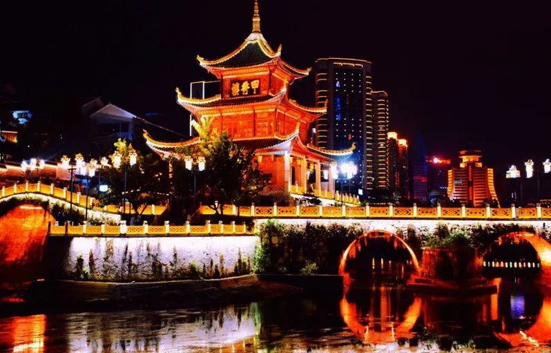 黔东南+黔西南经典八日游—昆明—马岭河峡谷—万峰林—黄果树瀑布—荔波小七孔—千户苗寨—镇远古镇—梵净山—石阡温泉