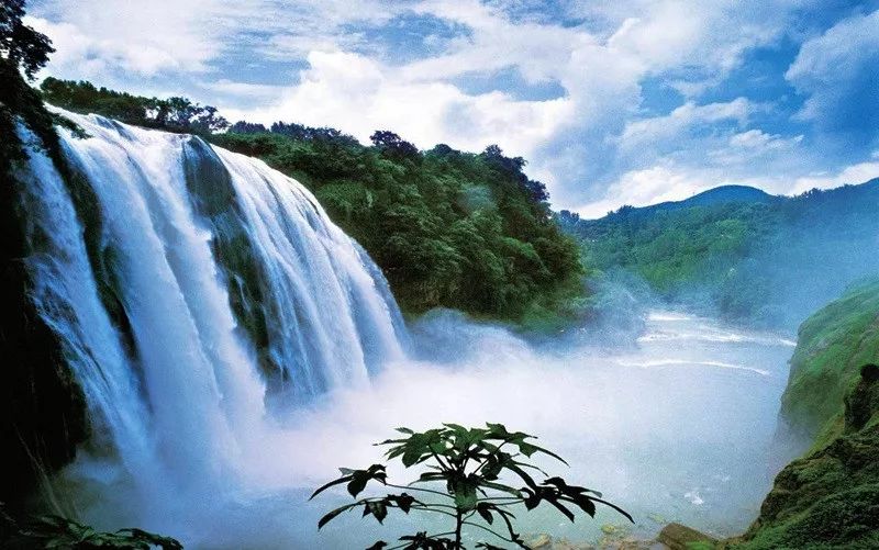 黔东南+黔西南经典八日游—昆明—马岭河峡谷—万峰林—黄果树瀑布—荔波小七孔—千户苗寨—镇远古镇—梵净山—石阡温泉