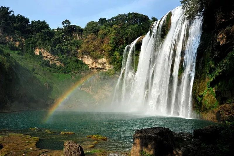 黔东南+黔西南经典八日游—昆明—马岭河峡谷—万峰林—黄果树瀑布—荔波小七孔—千户苗寨—镇远古镇—梵净山—石阡温泉