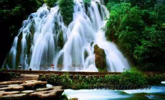 黔东南+黔西南经典八日游—昆明—马岭河峡谷—万峰林—黄果树瀑布—荔波小七孔—千户苗寨—镇远古镇—梵净山—石阡温泉