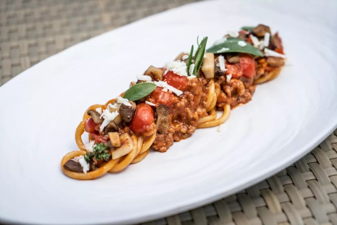 梁朝伟大婚的COMO新作,不过是这位女富豪的日常买买买