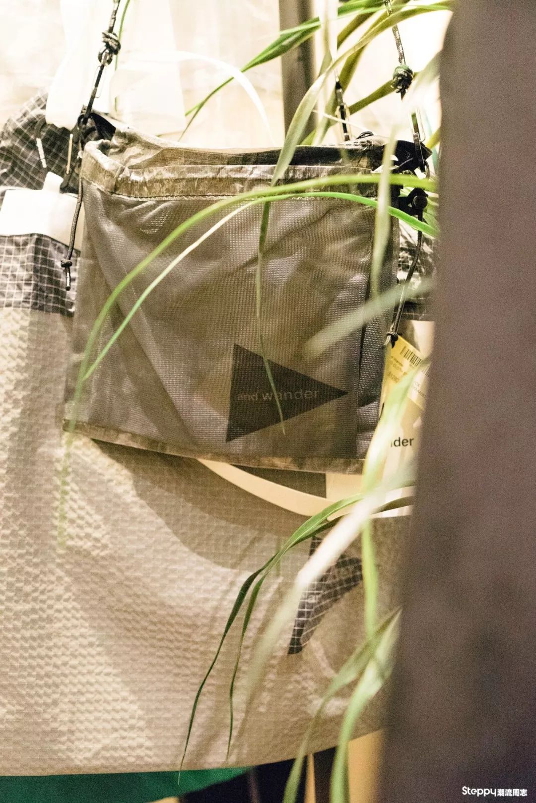 香港一家“户外选货店”店主跟我说：我就想做“无法定义”的风格