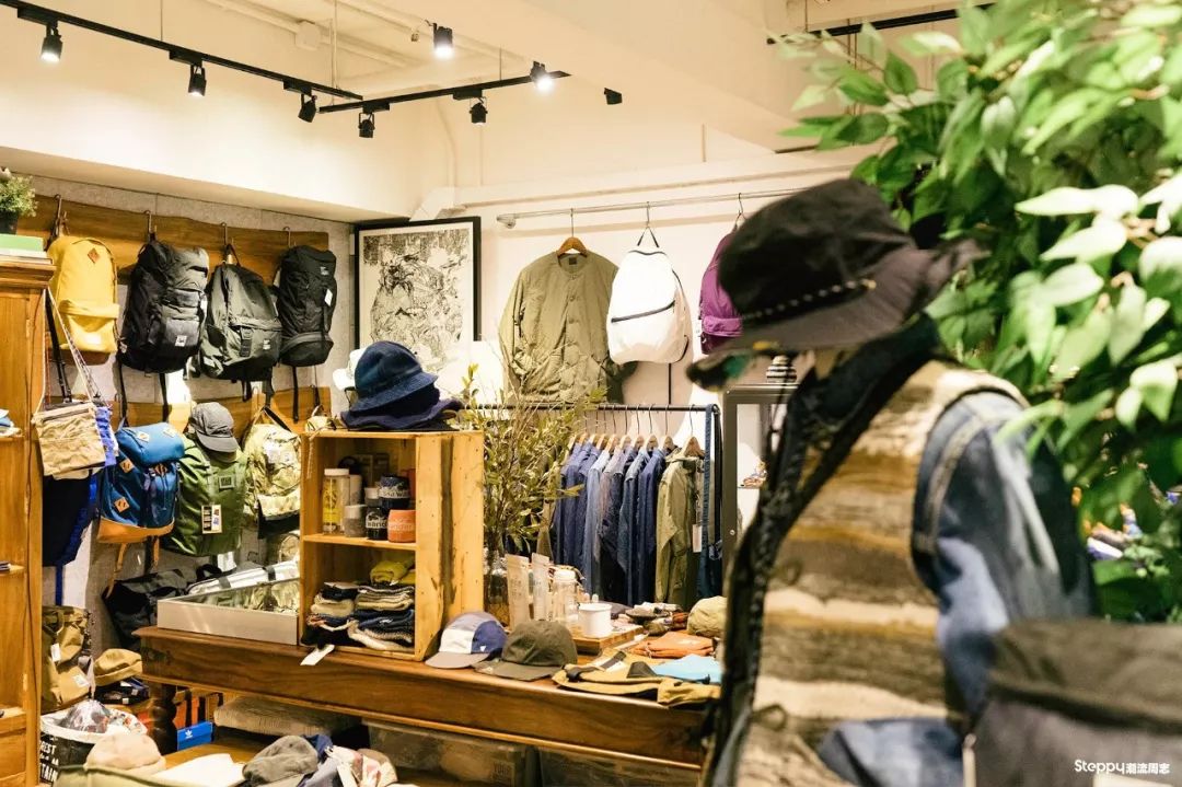 香港一家“户外选货店”店主跟我说：我就想做“无法定义”的风格