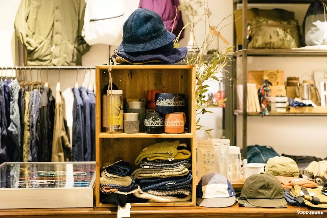 香港一家“户外选货店”店主跟我说：我就想做“无法定义”的风格