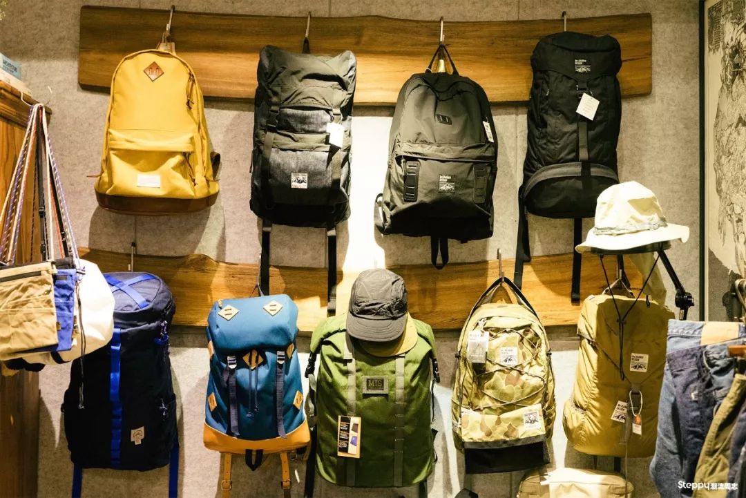 香港一家“户外选货店”店主跟我说：我就想做“无法定义”的风格