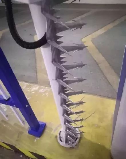 小区车库门口装铁刺好不好,济南一小区进地下停车场