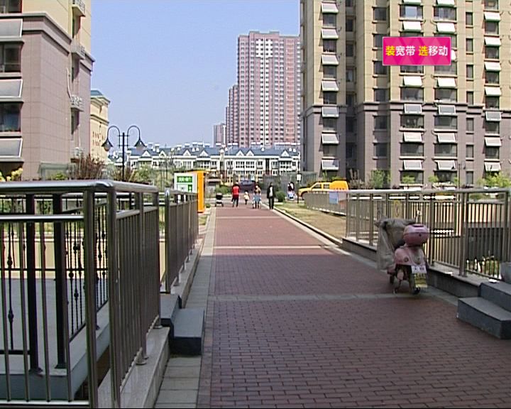 小区车库门口装铁刺好不好,济南一小区进地下停车场