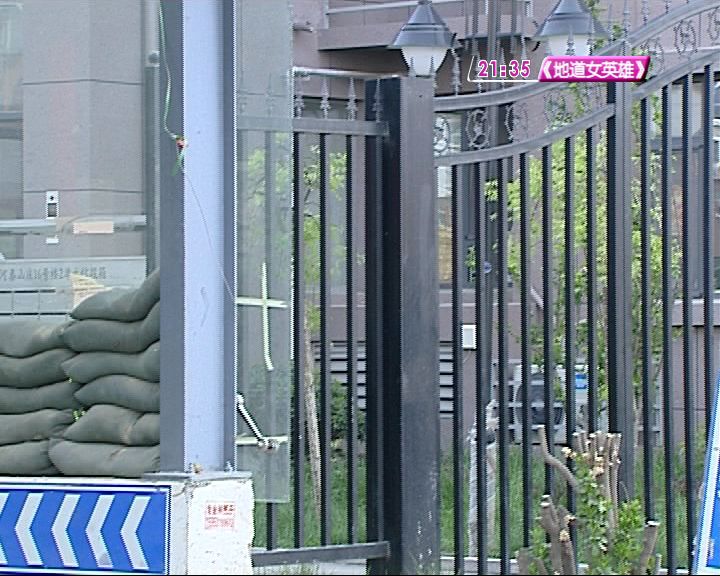 小区车库门口装铁刺好不好,济南一小区进地下停车场