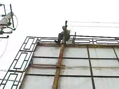 侠客岛评奔驰女车主事件:店大欺客还是有恃无恐?