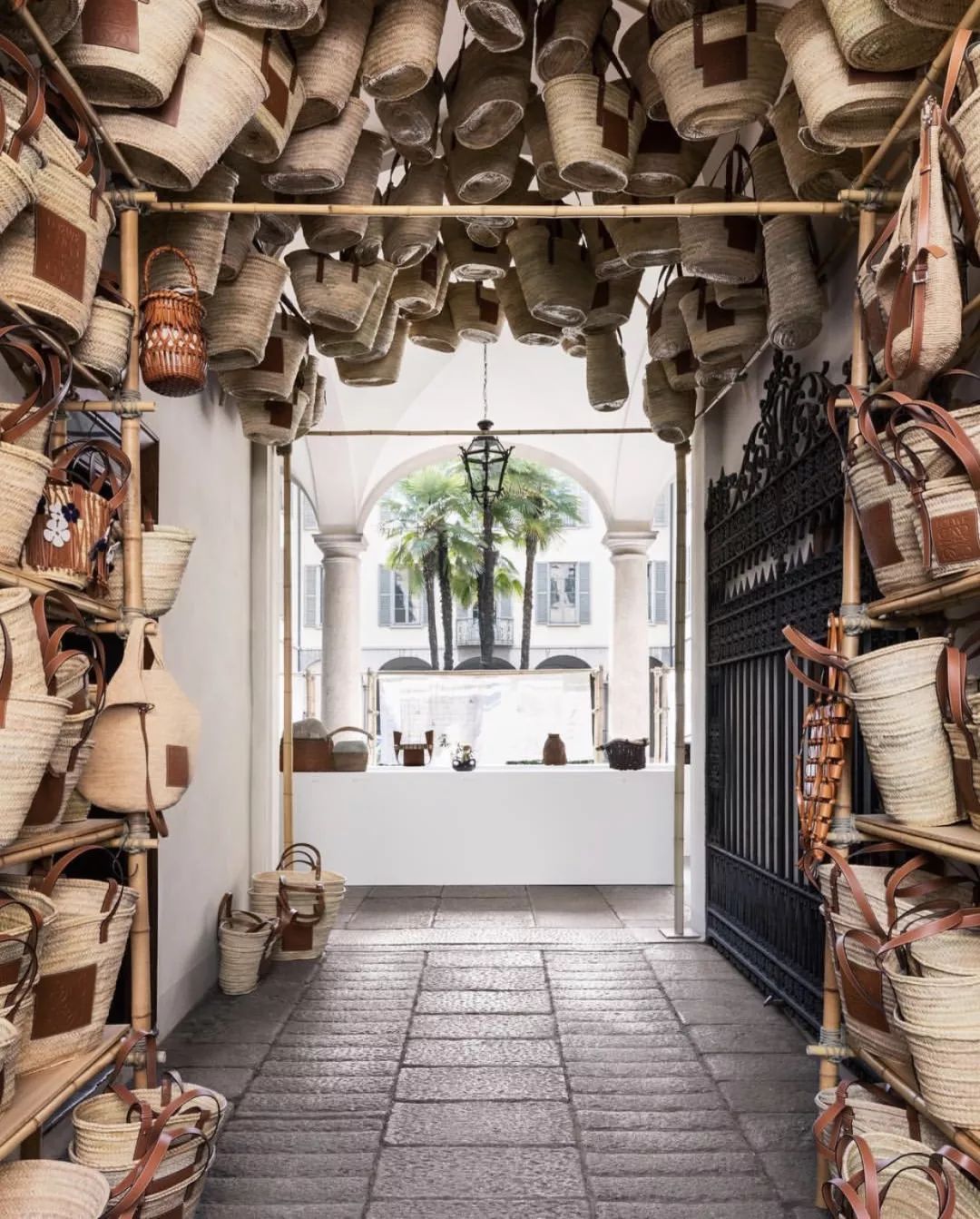 米兰街头暗访竟有井柏然，结果意外：购物车空了