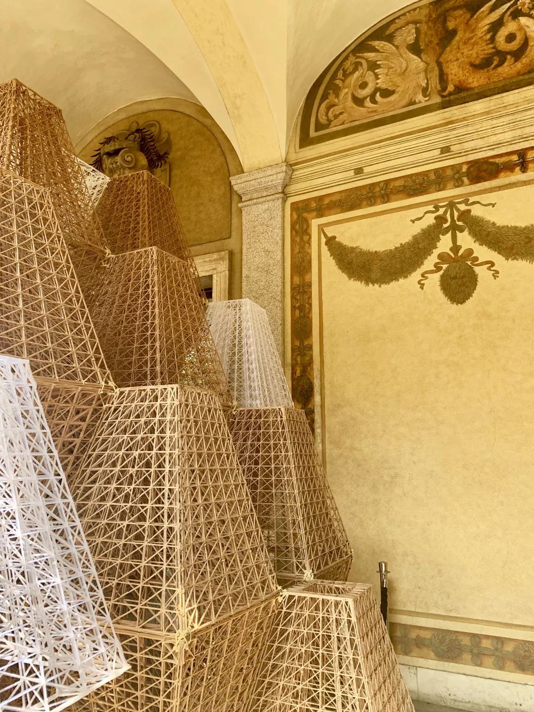 米兰街头暗访竟有井柏然，结果意外：购物车空了