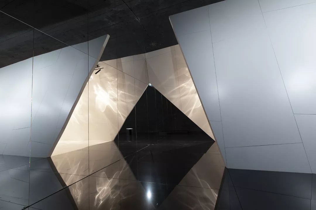 米兰街头暗访竟有井柏然，结果意外：购物车空了