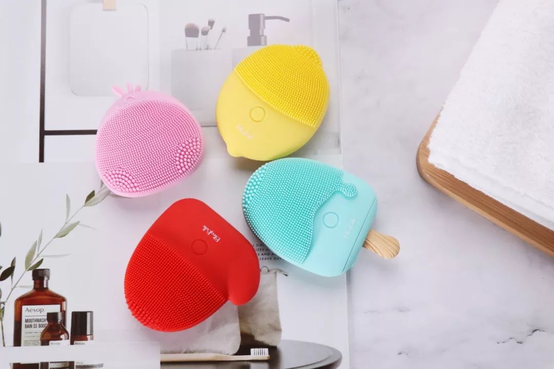 脸部清洁不彻底长痘,如何清理脸上的黑头和痘痘