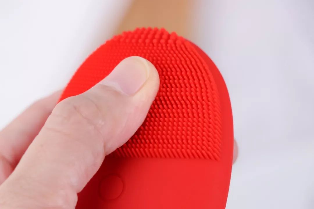 脸部清洁不彻底长痘,如何清理脸上的黑头和痘痘