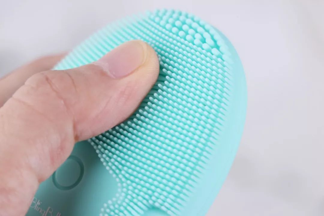 脸部清洁不彻底长痘,如何清理脸上的黑头和痘痘