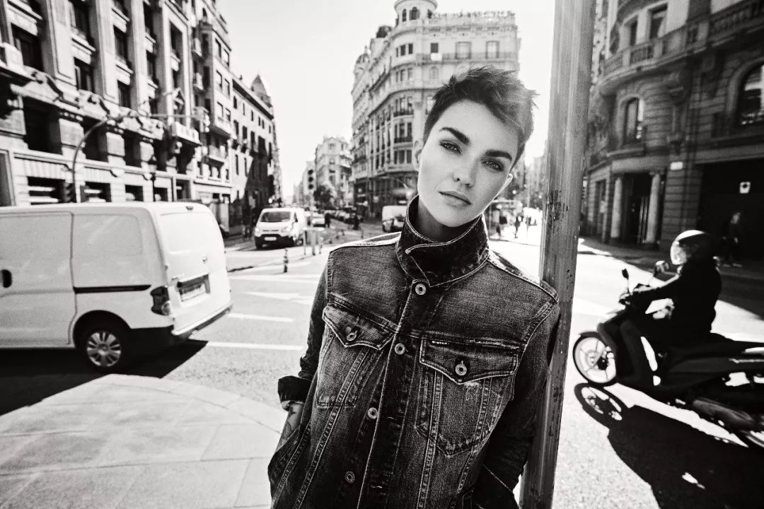 本期潮流板报，我们邀请到了少女的“初恋”——RubyRose~