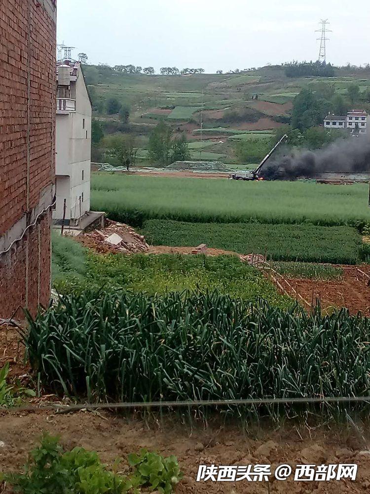 吊车碰高压线事故人身上冒烟,起重吊车撞高压线起火车辆被吞噬